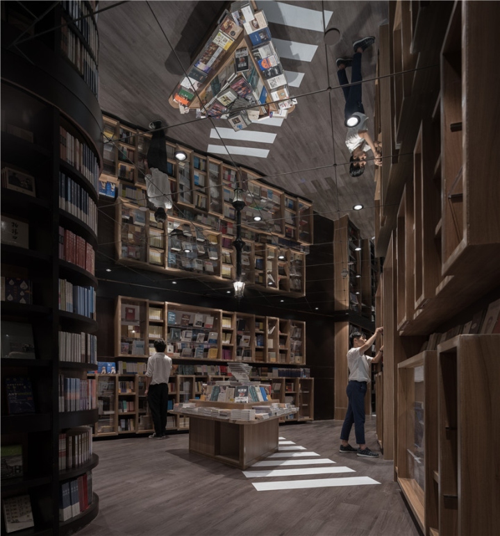 Высокие стеллажи в дизайне книжного магазина