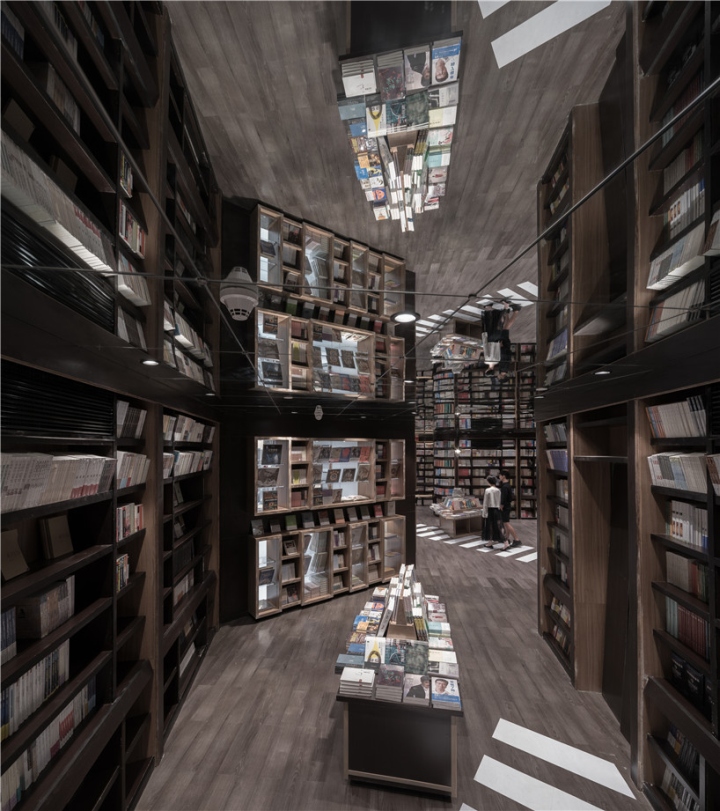 Зеркальный потолок в дизайне книжного магазина