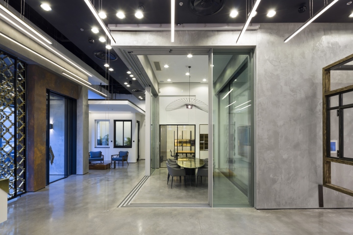 Дизайн концепция магазина Alumtriss Premium - помещения в серо-белом цвете с прожекторным освещением