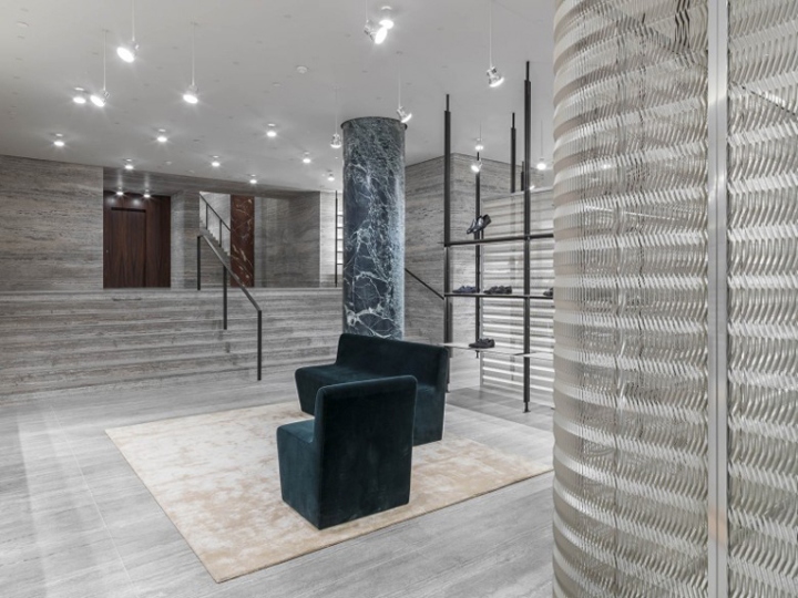 Мраморные колонны в дизайне магазина аксессуаров