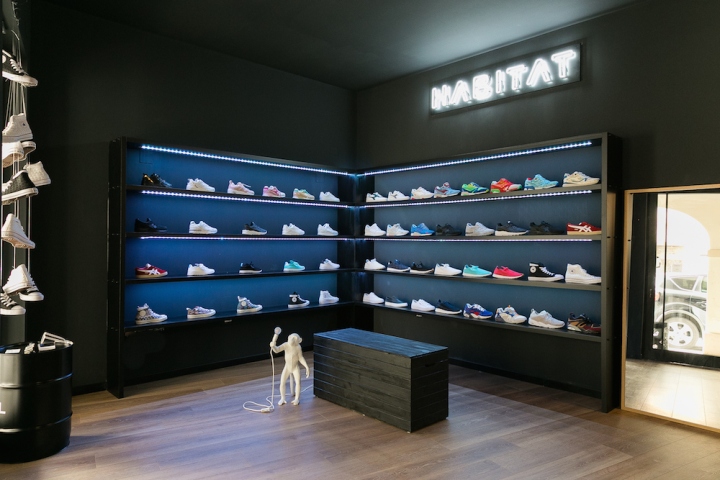 Интерьер магазина брендовых кроссовок Habitat