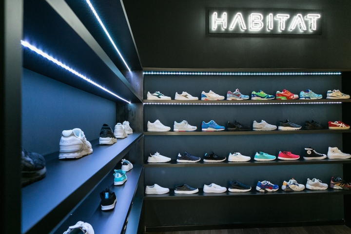 Яркий дизайн интерьера магазина брендовых кроссовок с неоновой подсветкой