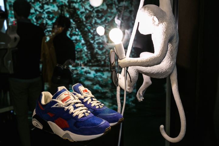 Интересный элемент декора в виде белой обезьяны в магазине брендовых кроссовок