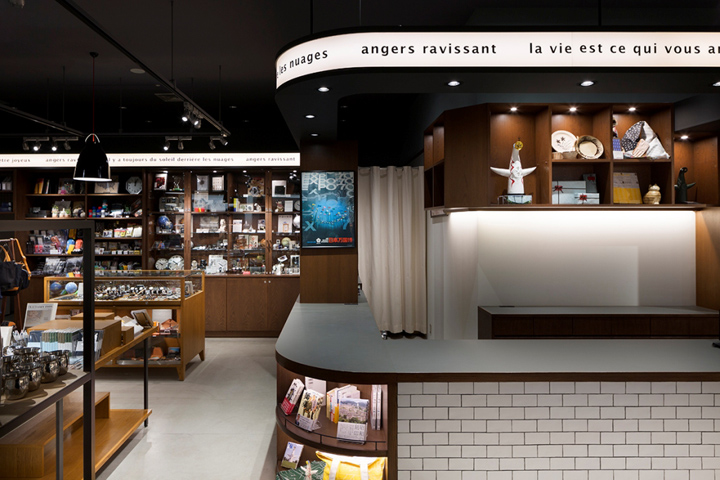 Дизайн магазина книг ANGERS ravissant в Осаке: дизайн стойки