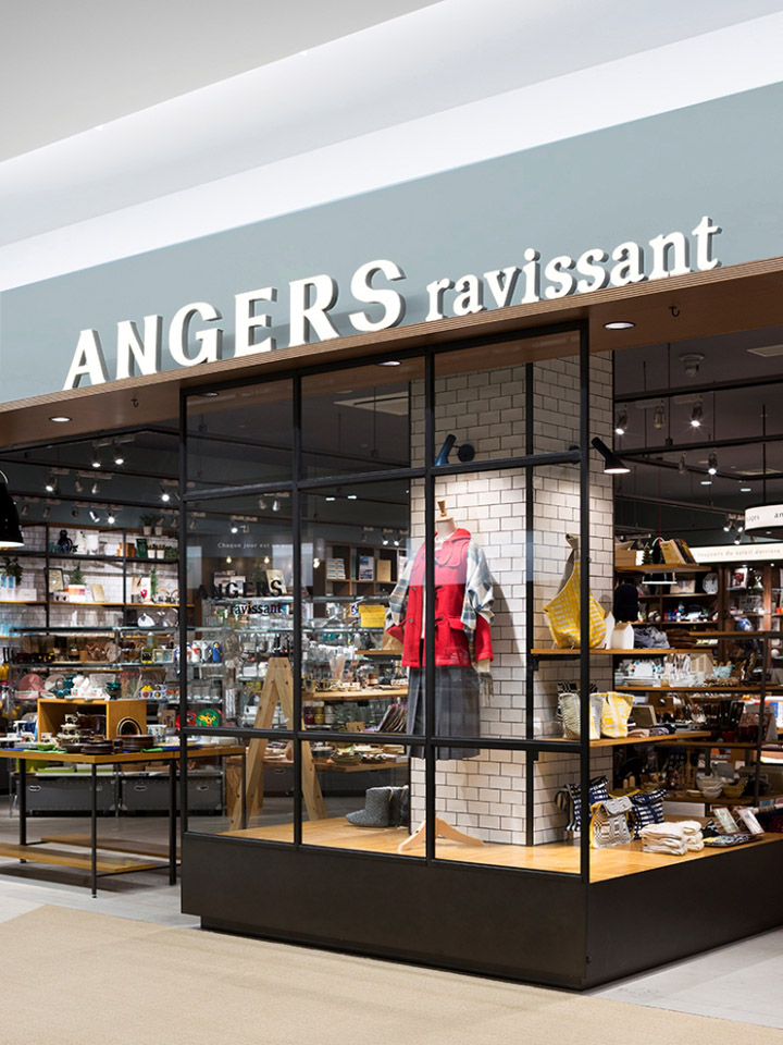 Дизайн магазина книг ANGERS ravissant в Осаке: вход в магазин. Фото 1