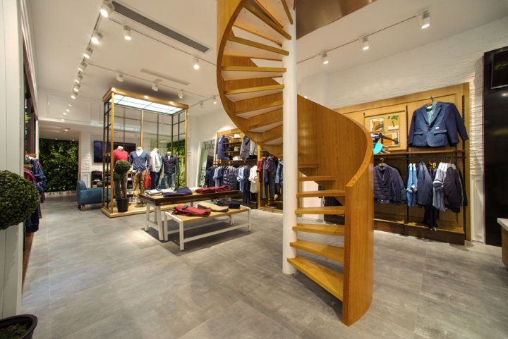 Дизайн магазина мужской одежды SEPTWOLVES - винтовая лестница