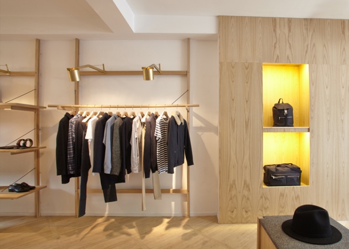 Дизайн магазина мужской одежды A.P.C. - жёлтый цвет в интерьере