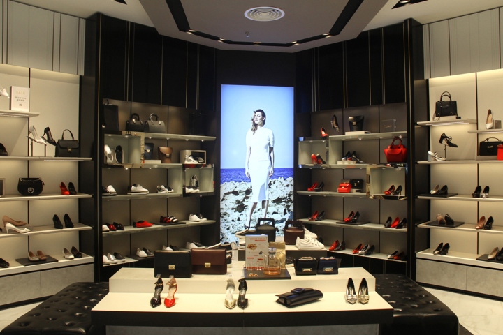 Бело-чёрный дизайн магазина обуви