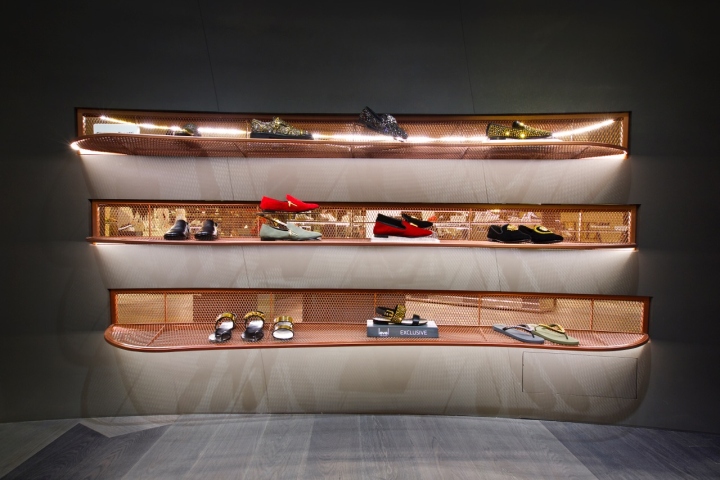 Геометрические полки в интерьере магазина обуви
