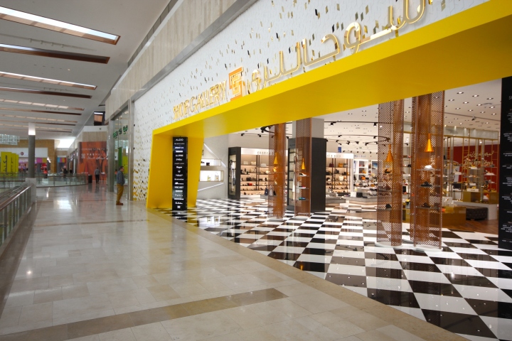Ярко-жёлтый цвет в дизайн магазина обуви