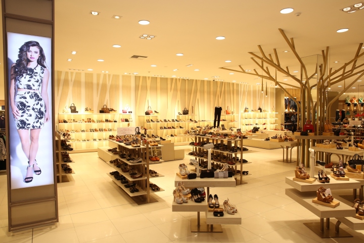 Дизайн магазина одежды и обуви: De Prati - стеллажи