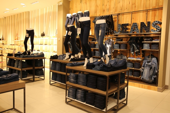 Дизайн магазина одежды и обуви: De Prati - отдел джинсов