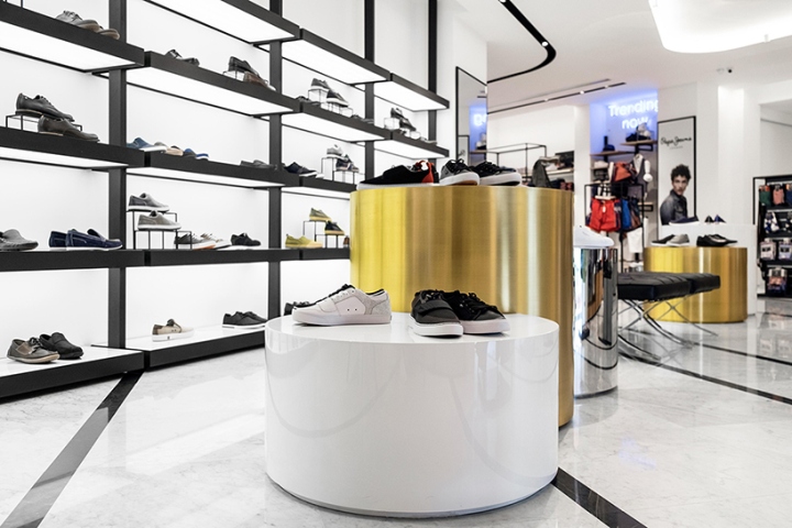 Дизайн отдела обуви в магазине одежды и обуви в Бейруте