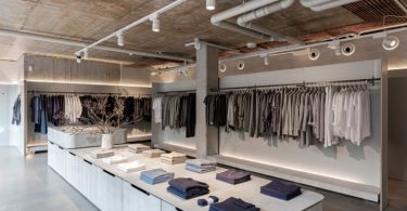 Монохромный дизайн магазина одежды для поклонников минимализма