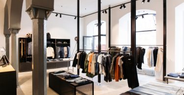 Многофункциональный дизайн магазина одежды: практичное и уютное рабочее место