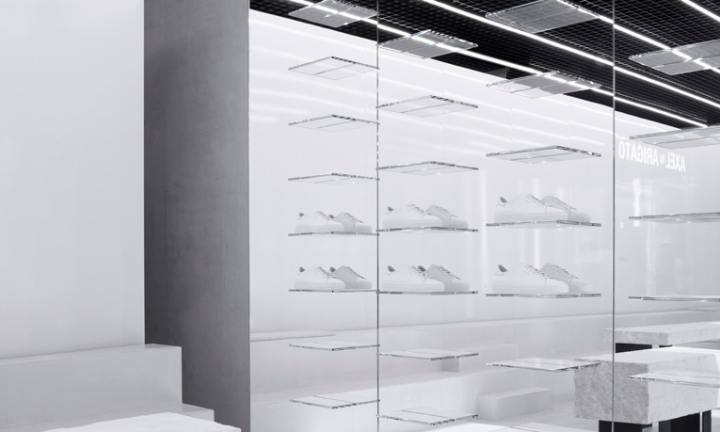 Зеркала в дизайне магазина спортивной обуви