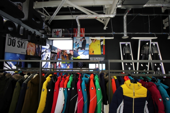 Дизайн магазина верхней одежды в Англии: яркая одежда