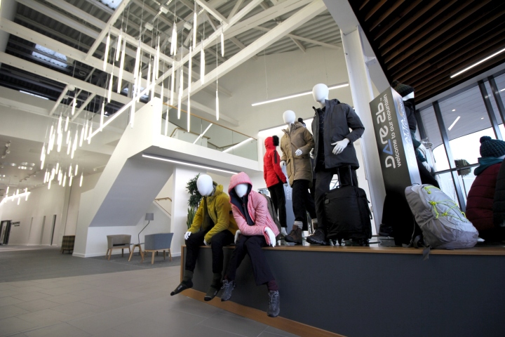 Дизайн магазина верхней одежды в Англии: манекены в зале