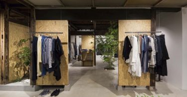 По-японски сдержанный дизайн магазина винтажной одежды в Сайтаме