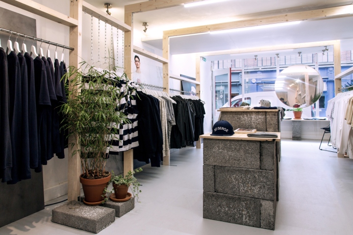Дизайн магазина женской одежды. Фото из столицы Англии: бетон, зелень и дерево