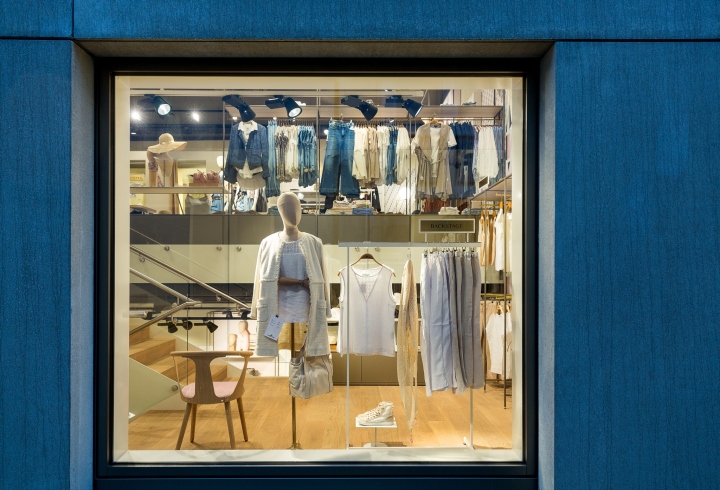 Элегантное оформление витрины в дизайн магазина женской одежды