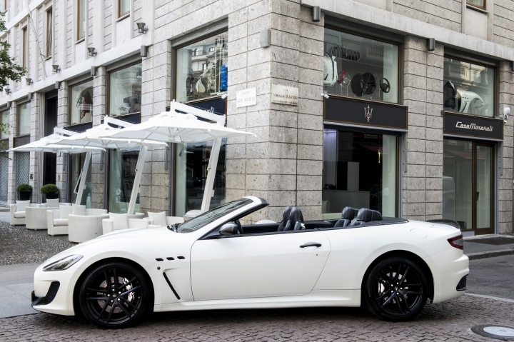 Дизайн маленького магазина Maserati - витрины