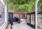 Экологичный дизайн маленького продуктового магазина