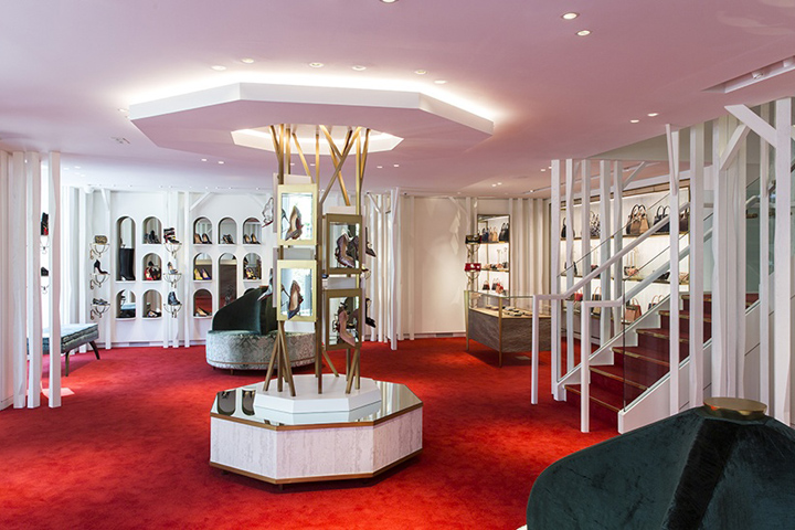 Дизайн обувного магазина Кристиана Лубутена - красный пол, светлые стены, тумбы, ниши и полки