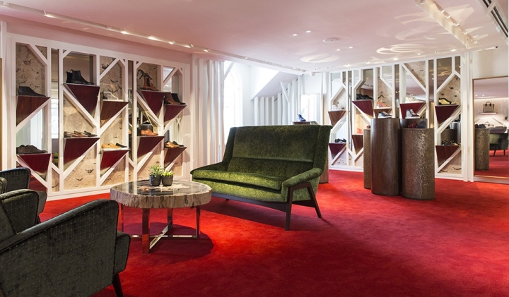 Дизайн обувного магазина Кристиана Лубутена - красный пол и выступы на светлых стенах, зеленые диваны