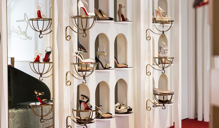 Дизайн обувного магазина Кристиана Лубутена - светлые ниши и кованные подставки для обуви