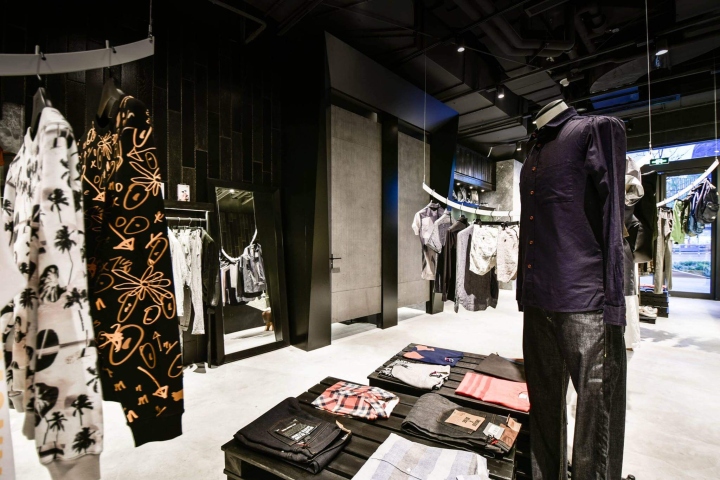 Чёрно-серые стены в дизайн проекте магазина одежды