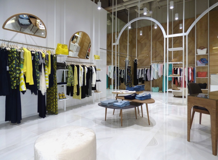 Дизайн-проект магазина женской одежды в Бургасе. Белая стена и пол