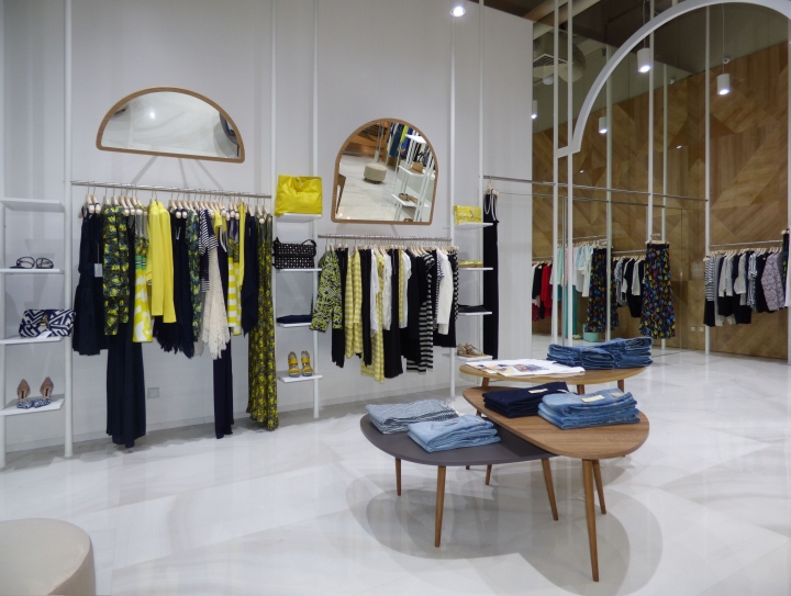 Дизайн-проект магазина женской одежды в Бургасе. Общий вид. Фото 2