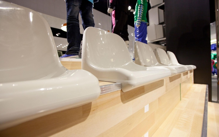 Белые глянцевые кресла в дизайн проекте спортивного магазина
