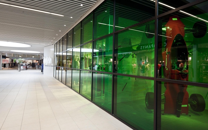 Зелёные окна в дизайн проекте спортивного магазина