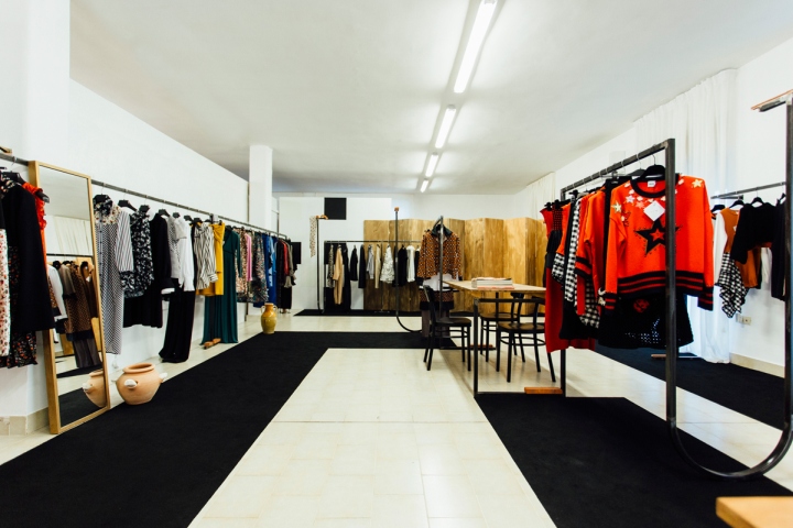 Дизайн салона одежды Spazio Di в Италии - чёрная дорожка на полу