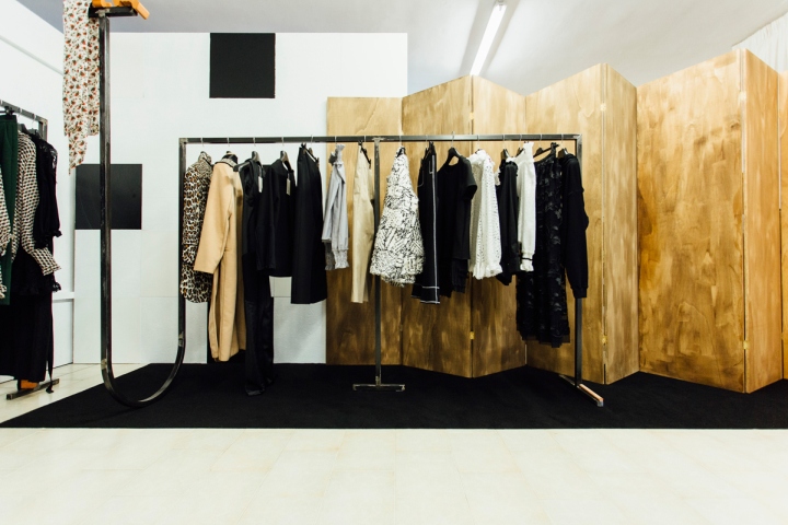 Дизайн салона одежды Spazio Di в Италии - вешалки для одежды меняют высоту