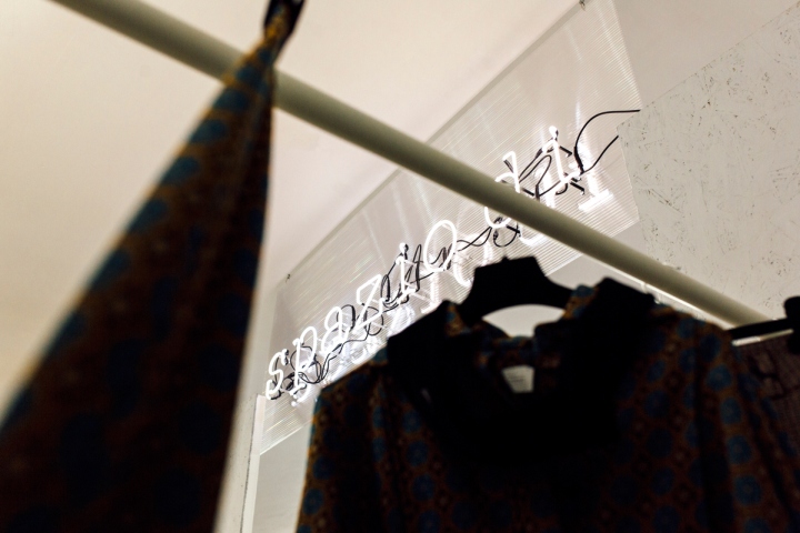 Дизайн салона одежды Spazio Di в Италии - неоновая вывеска