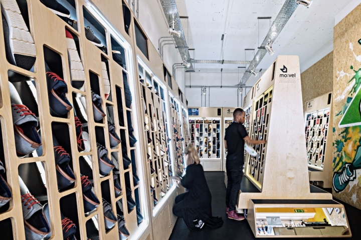 Дизайн стеллажей в спортивном магазине Movel urban shoe