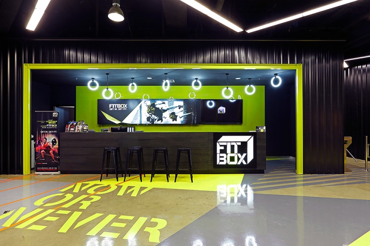 Тёмный дизайн мини-бара в дизайне спортивного магазина