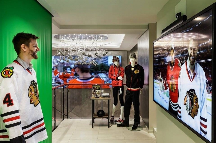 Дизайн спортивного магазина Чикаго Блэкхокс в США: фанат и фото