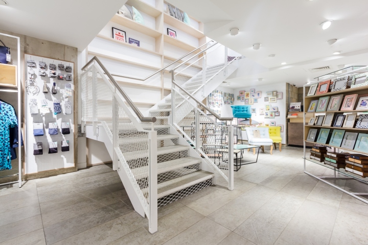 Лестница с белыми перилами в дизайне супермаркета