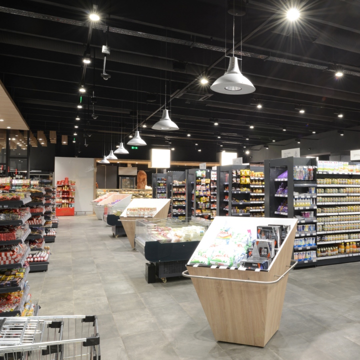 Чёрный потолок в дизайне супермаркета