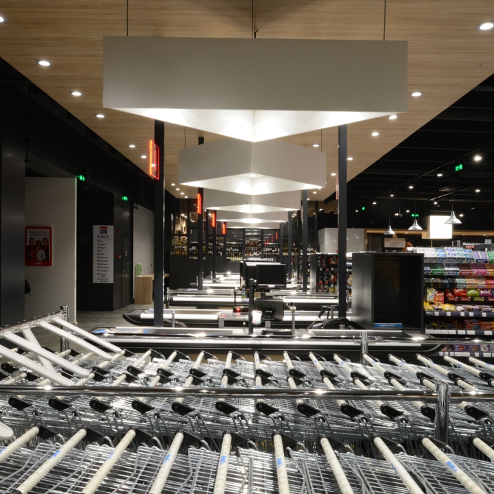 Подвесные конструкции с подсветкой в дизайне супермаркета