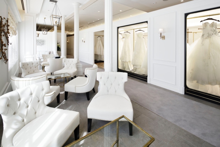 Роскошные белые кресла в дизайне свадебного салона