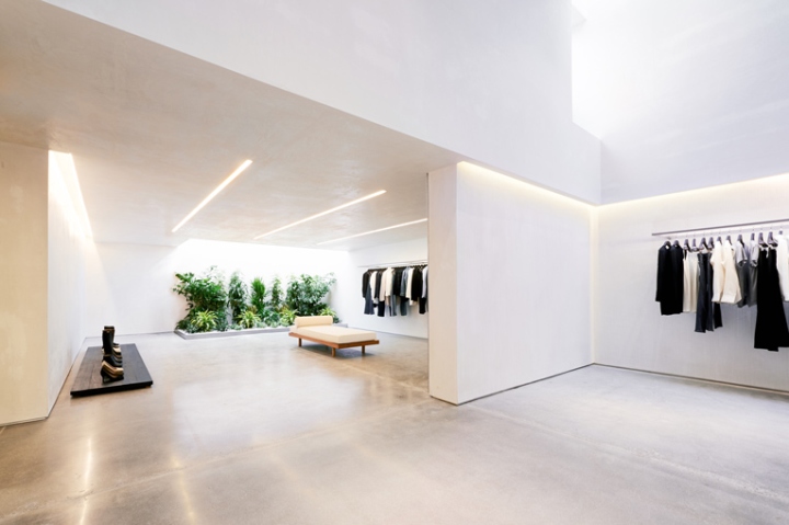Дизайн торгового зала магазина Helmut Lang в стиле минимализм в Калифорнии: белый цвет в оформлении