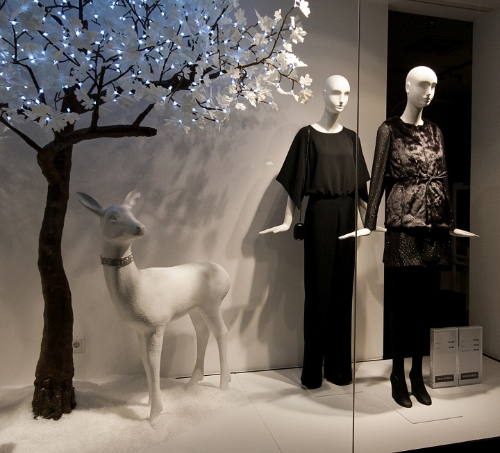 Белый олень в дизайне витрины бутика одежды