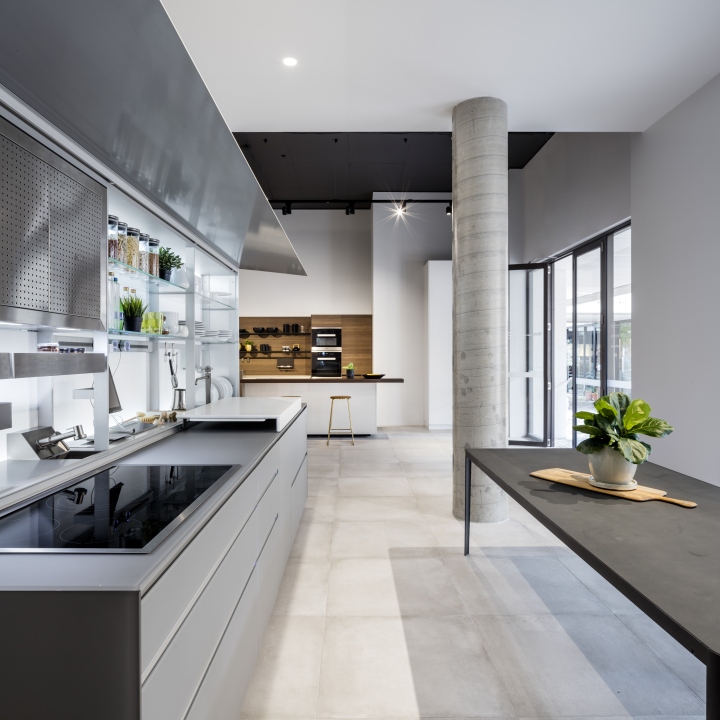 Серый матовый кухонный гарнитур в дизайне выставочного зала