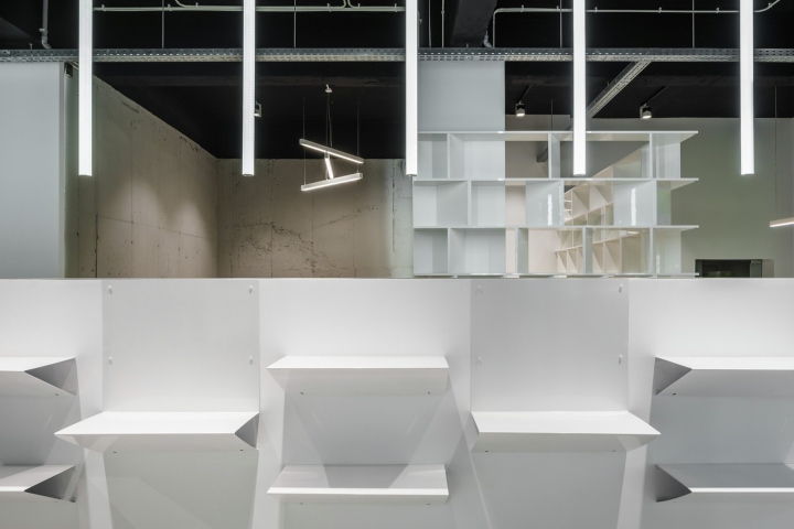 Дизайн выставочного зала Schüco: индустриальный стиль
