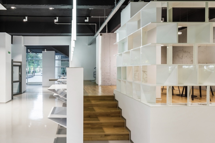 Дизайн выставочного зала Schüco: белый в интерьере
